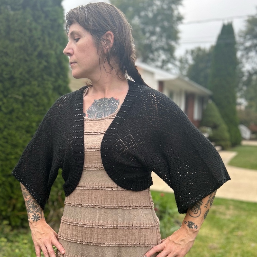 Pout Half Sleeve Black Knit Bolero